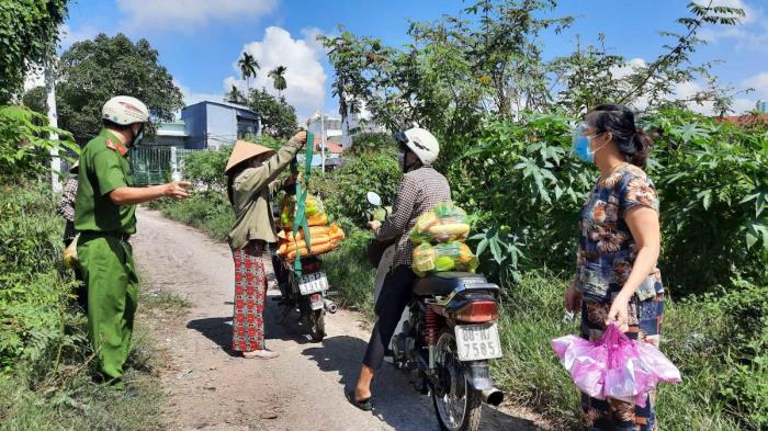 Trao quà đến người dân ở P.Phước Long A, P.Long Phước (ngày 17/09/2021)